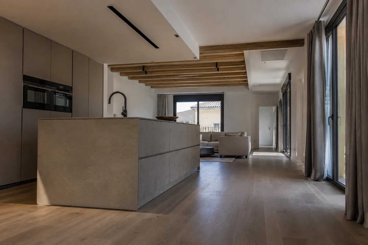 Salida lineal de climatización en el techo de una vivienda