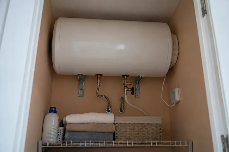 Termo eléctrico horizontal en un armario de lavado