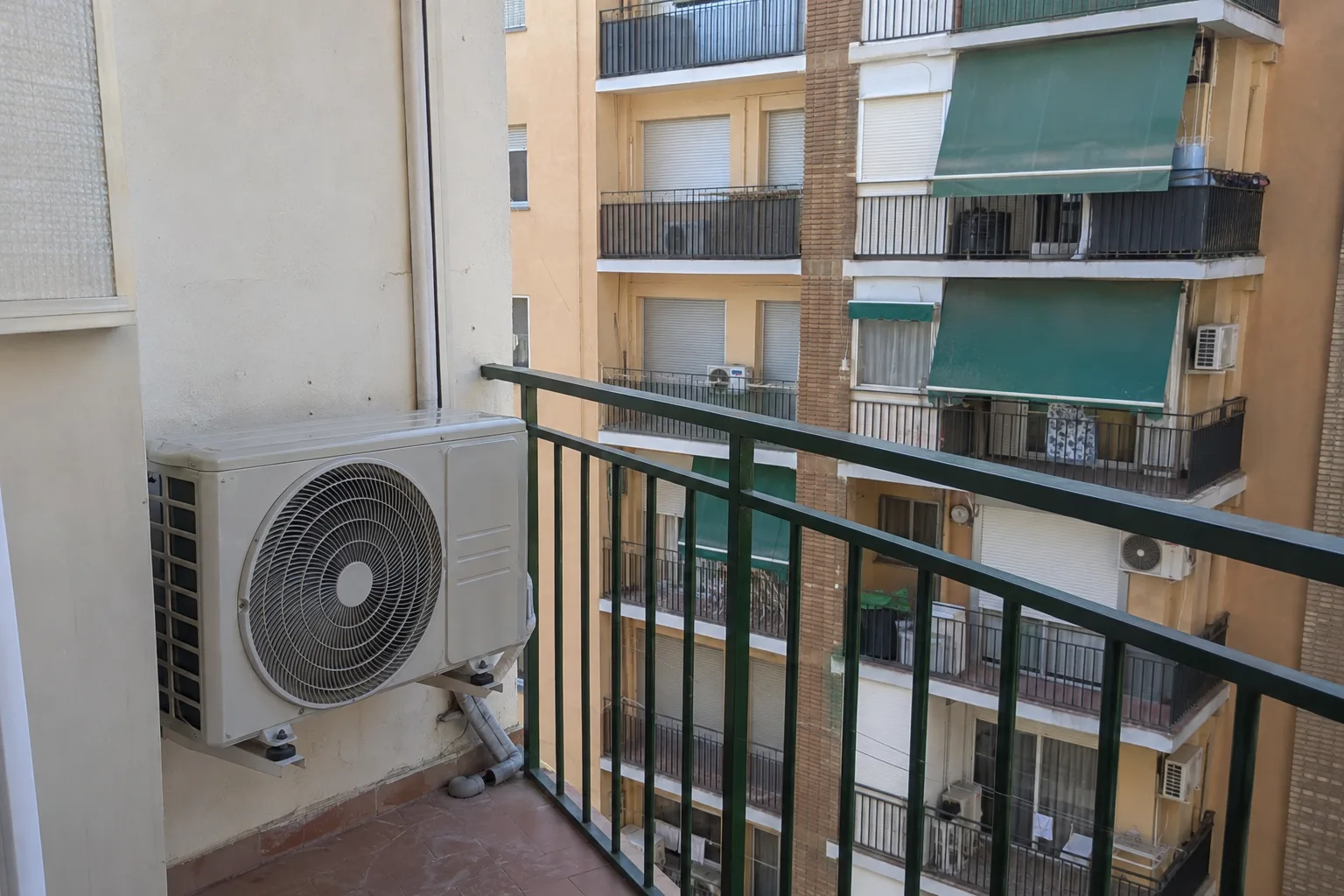 Unidad exterior instalada en el balcón de un piso
