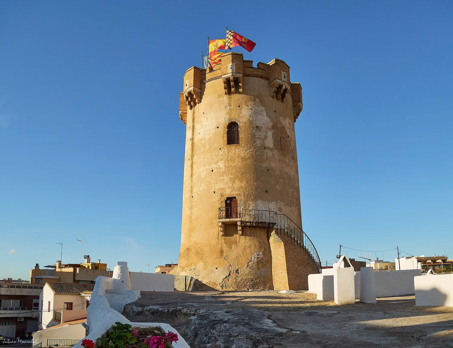 Torre de Paterna y casas cueva encaladas a su alrededor